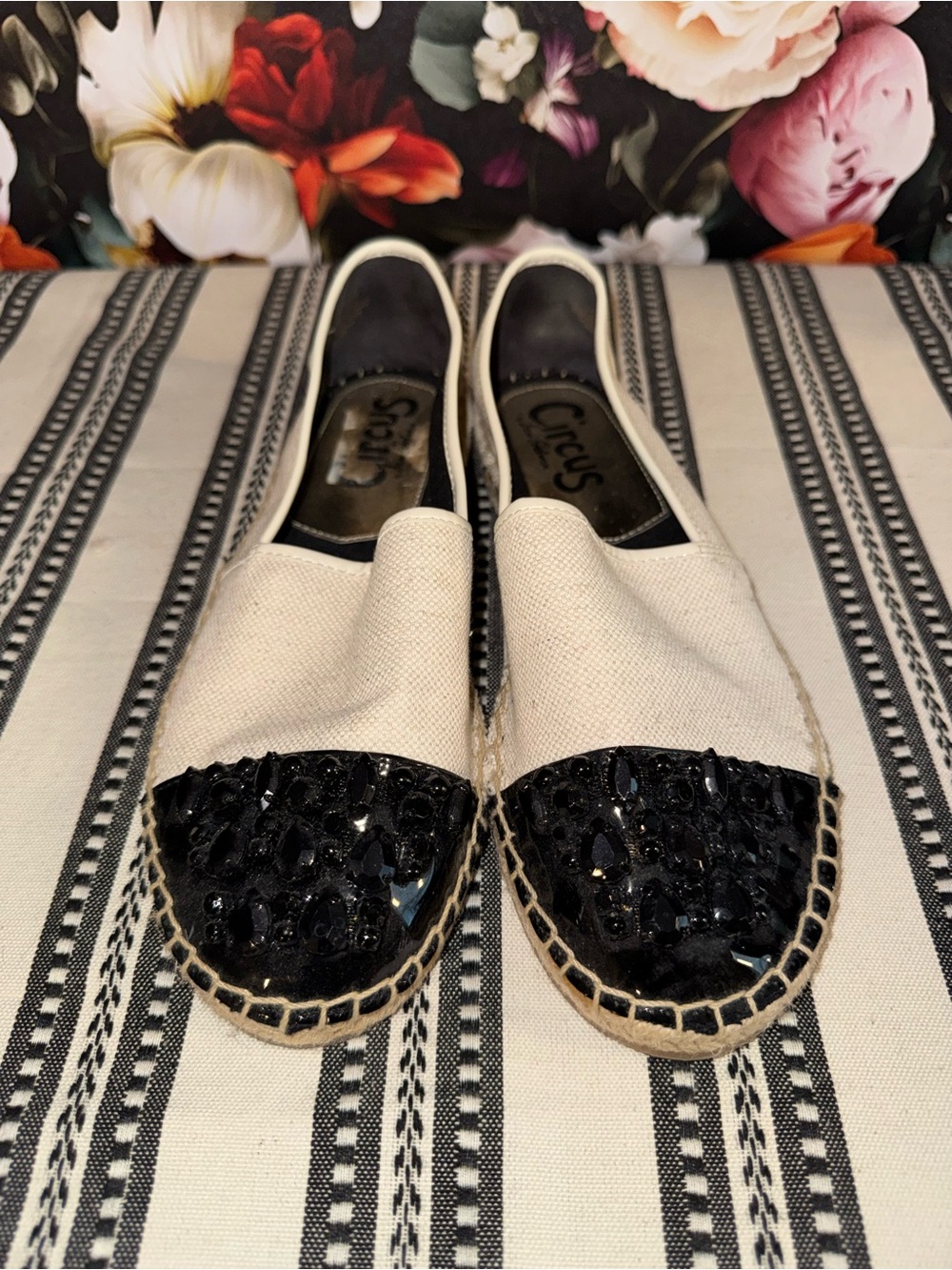 Circus by Sam Edelman Cream Canvas Espadrilles w/ Black Sequin Cap Toe, Size 7.5 - Picture 9 of 10